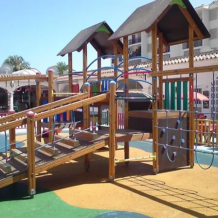 Family Friendly Patio And Poolview Apartment